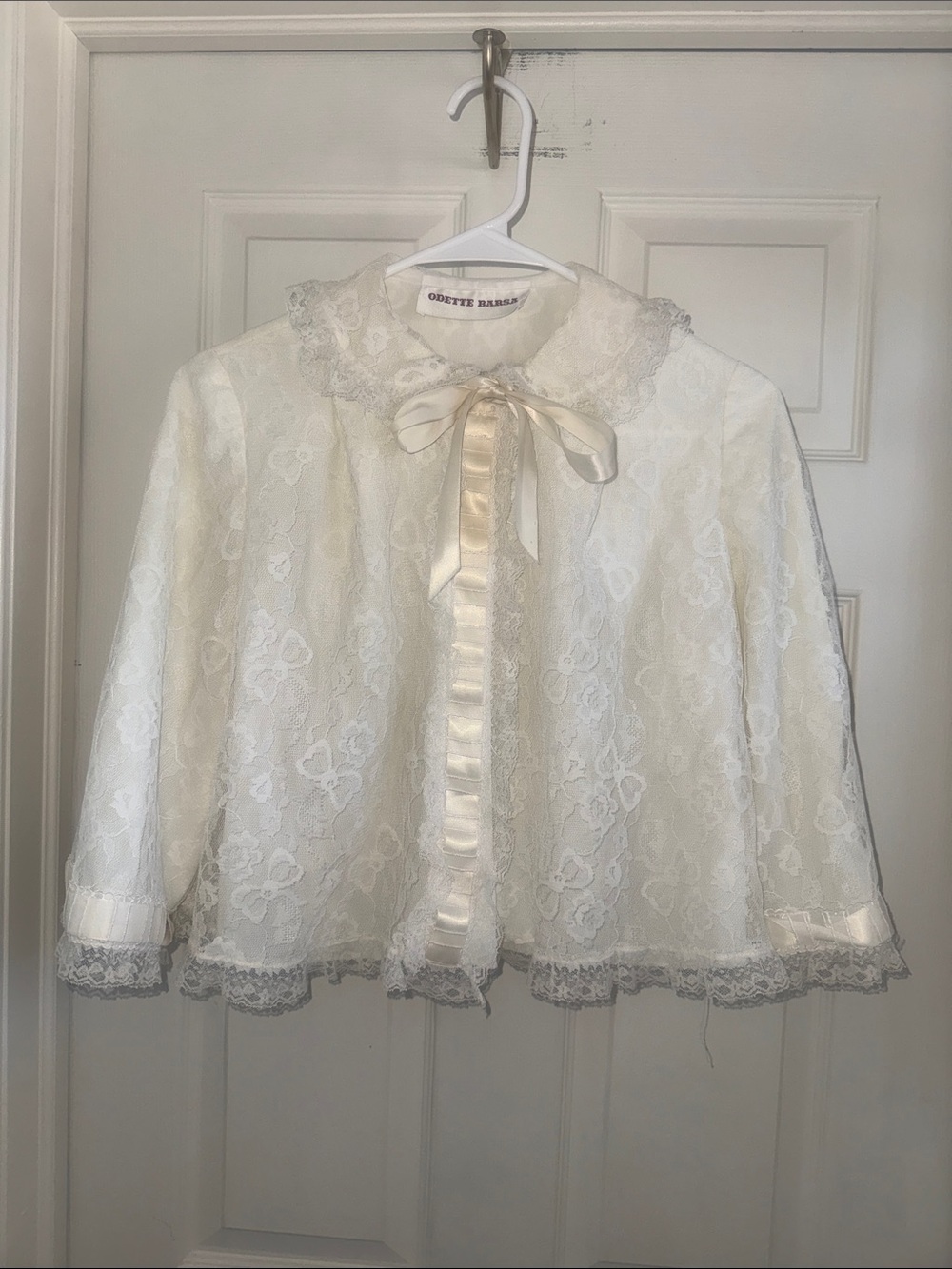 ODETTE BARSA Vintage ecru lace bed jacket